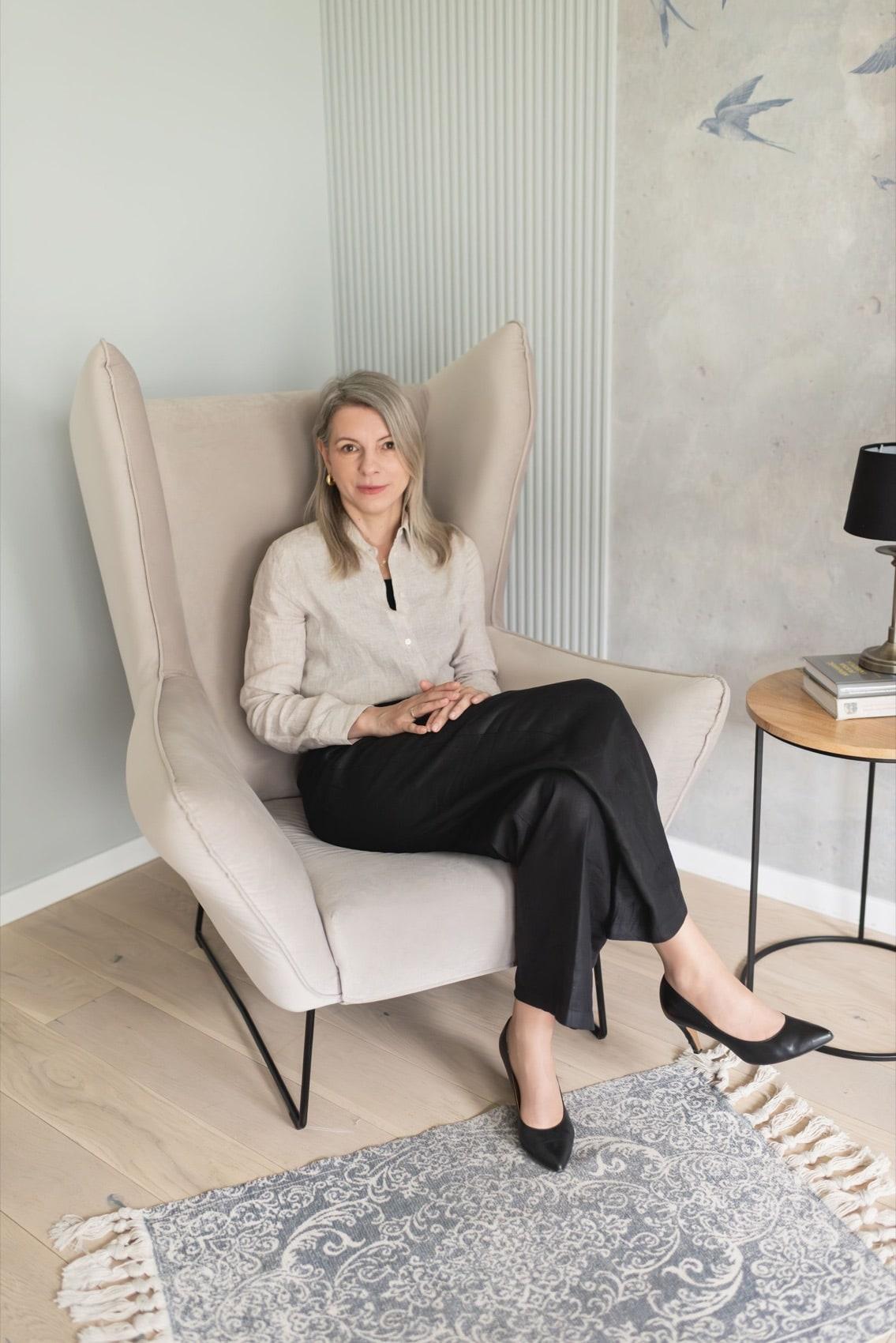 Kinga Szymaszek w gabinecie psychoterapeutycznym